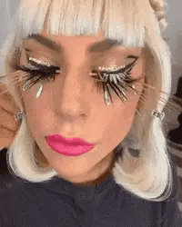 How to Create a Dynamic and Interesting Look with Hybrid Wispy Lash Extensions: Tips and Techniques
