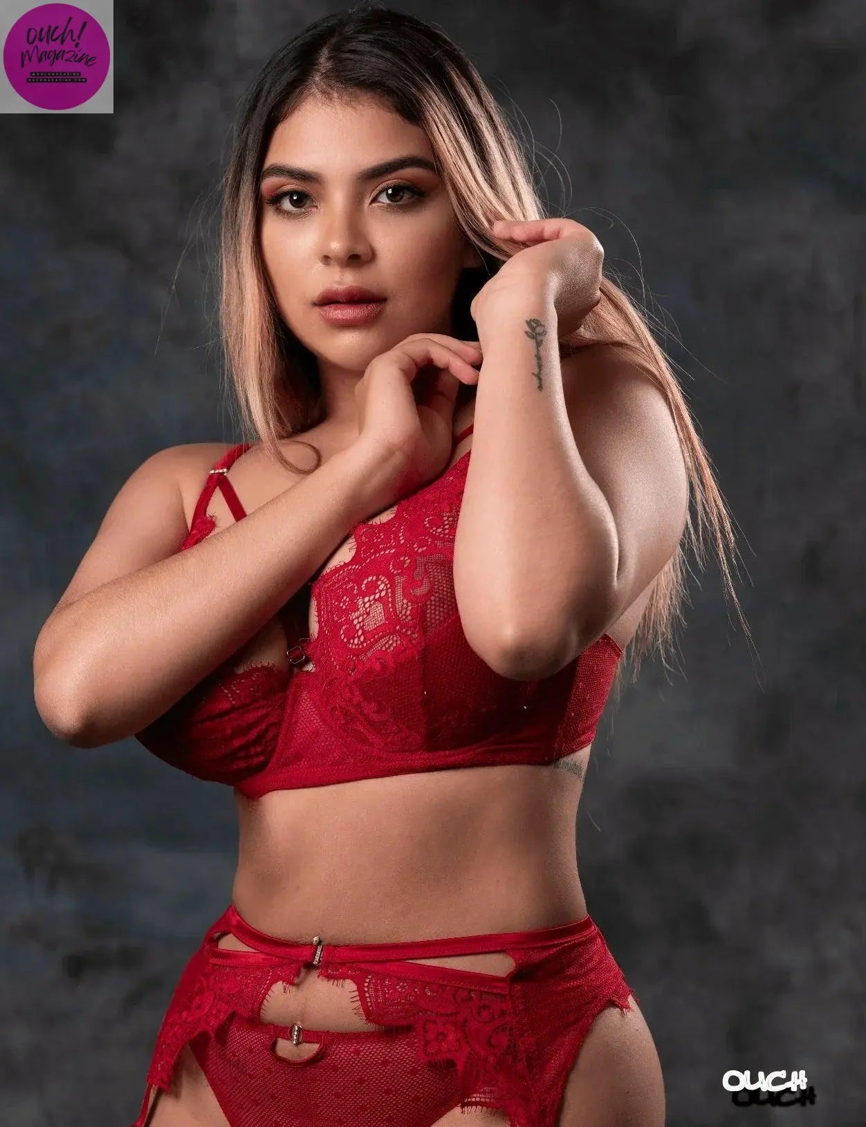 Emi de rojo y negro |Editorial